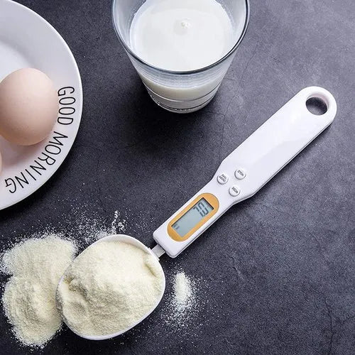 Weighing flour with the digital spoon